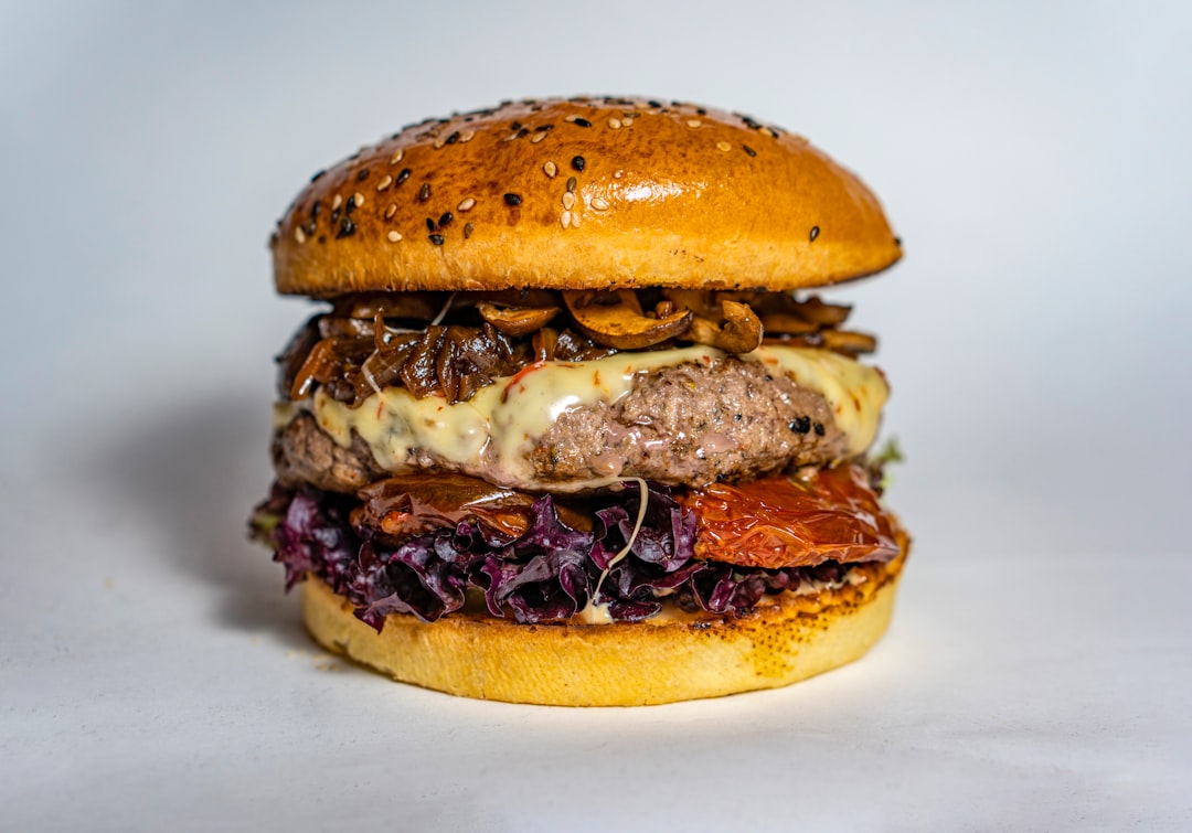Burger savoyard gourmand avec fromage fondu